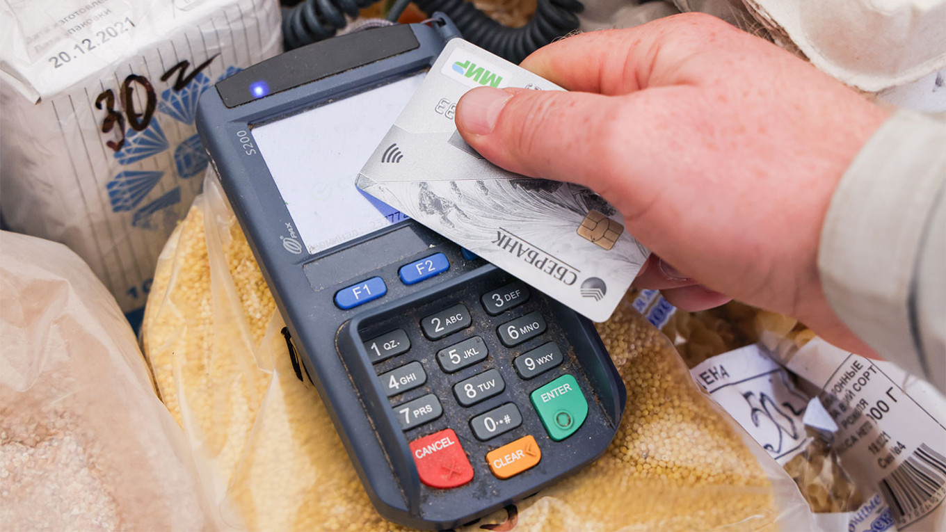 Hệ thống UZCARD của Uzbekistan đã đình chỉ việc xử lý các khoản thanh toán qua thẻ Mir. Ảnh: @AFP.